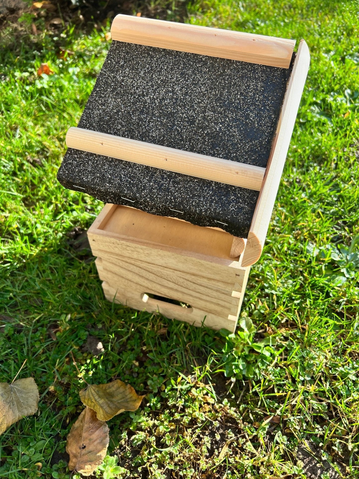 Nichoir artisanal en bois pour oiseaux du jardin – toit étanche, largeur 28 mm - La Cabane à Loulous