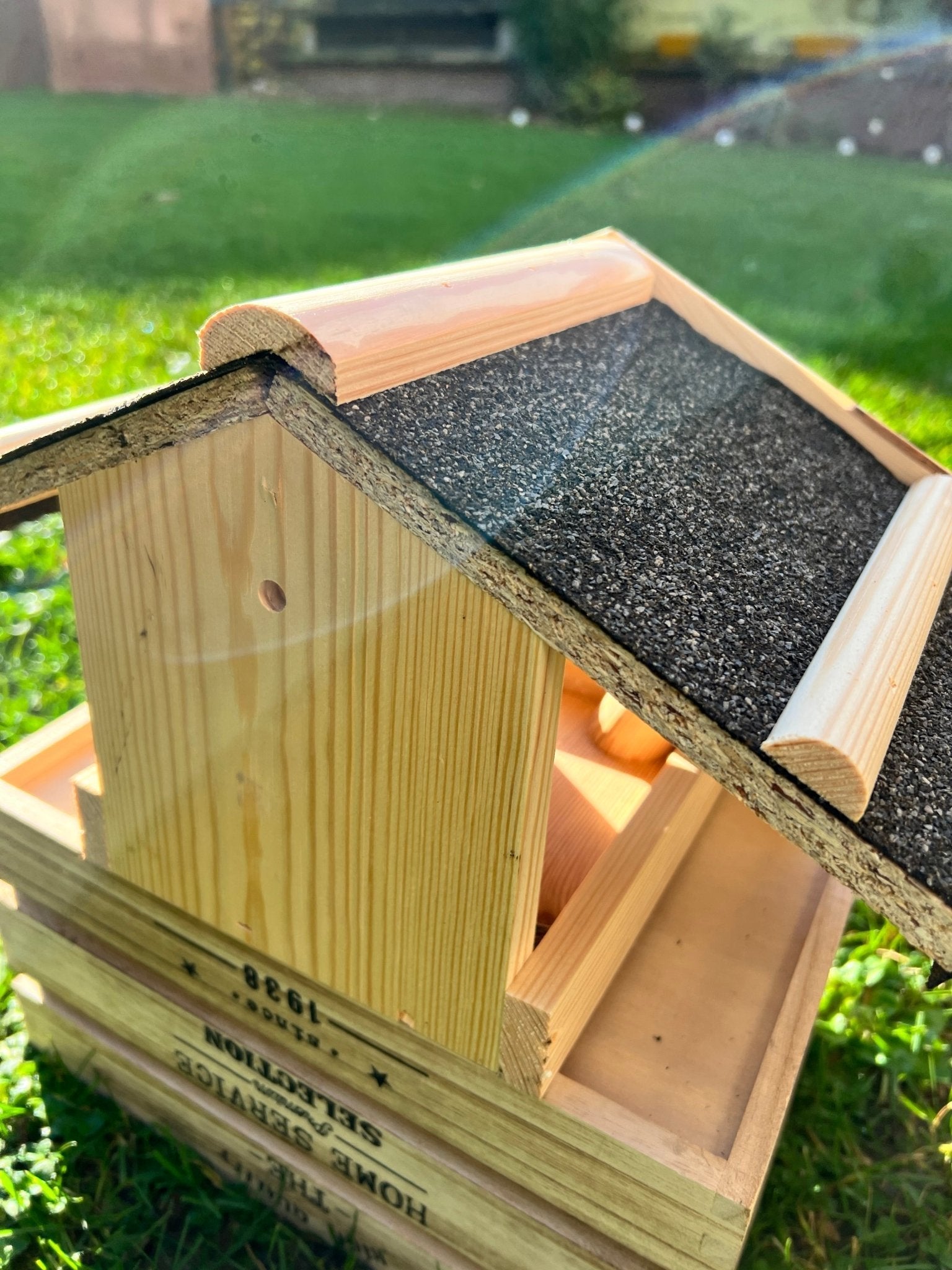 Nichoir artisanal en bois pour oiseaux du jardin – toit étanche, largeur 28 mm - La Cabane à Loulous