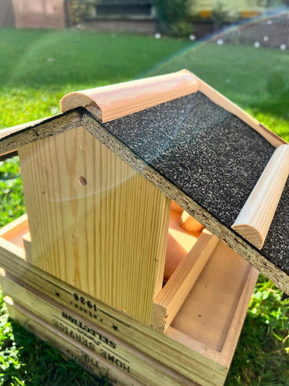 Nichoir artisanal en bois pour oiseaux du jardin – toit étanche, largeur 28 mm - La Cabane à Loulous