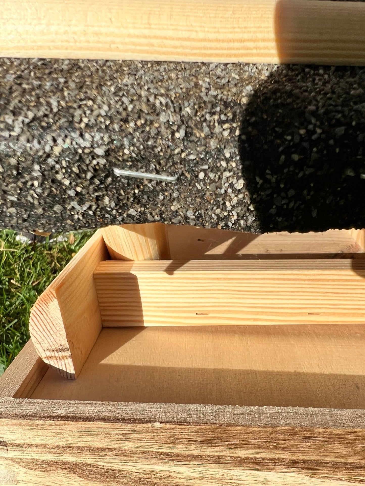 Nichoir artisanal en bois pour oiseaux du jardin – toit étanche, largeur 28 mm - La Cabane à Loulous