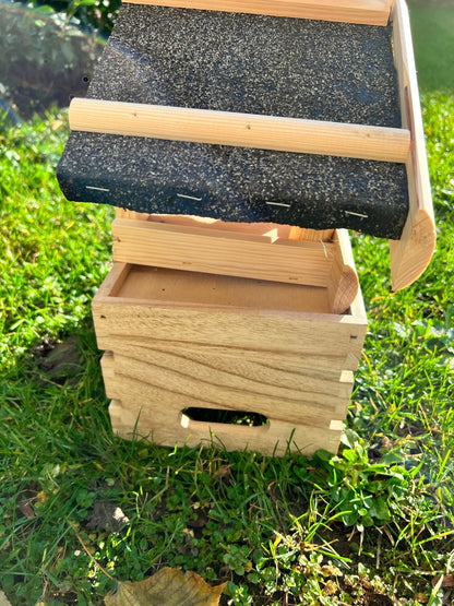 Nichoir artisanal en bois pour oiseaux du jardin – toit étanche, largeur 28 mm - La Cabane à Loulous