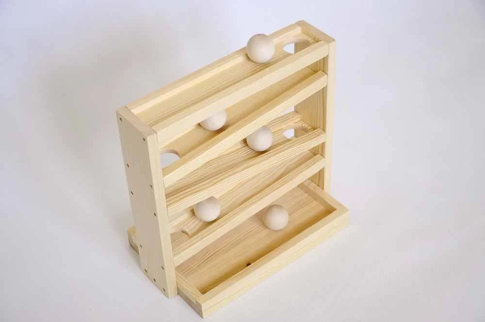 Petit toboggan à boules en bois Montessori - La Cabane à Loulous