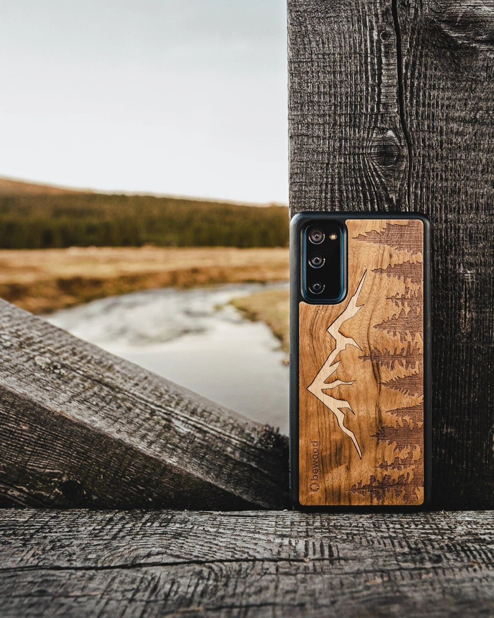 Protection Téléphone Mountains Imbuia Real Wood - La Cabane à Loulous