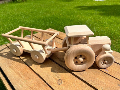 Tracteur et sa remorque forestière en bois fait main - La Cabane à Loulous