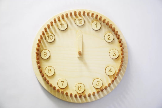 Horloge Montessori en bois avec des éléments mobiles